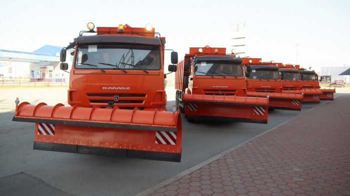 Комбинированная дорожная машина на базе самосвала КАМАЗ-6520